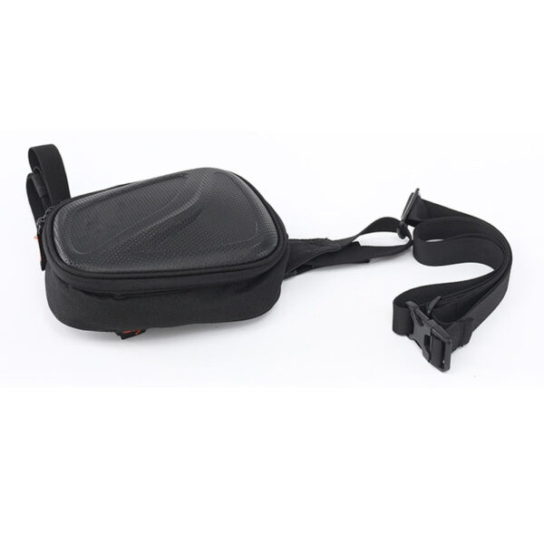 sacoche de jambe moto en design carbone